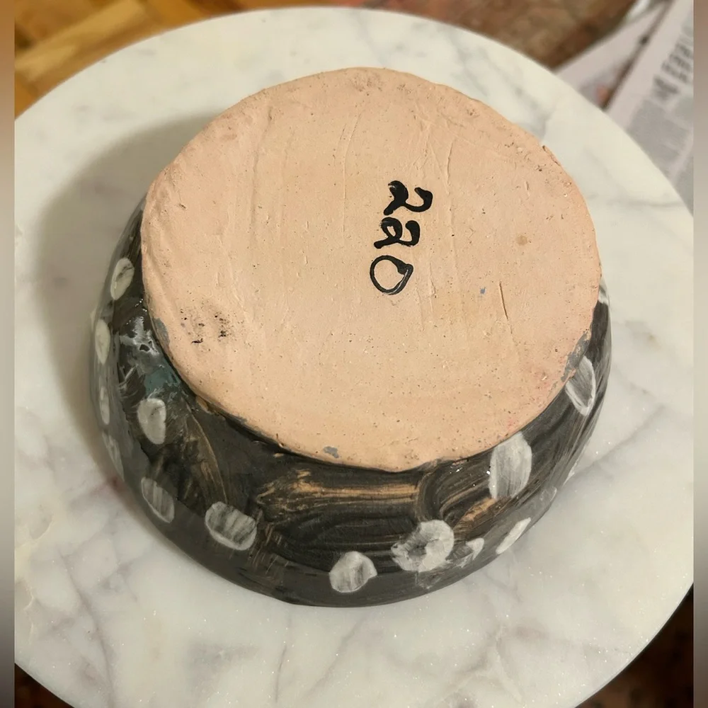 Handmade / painted pottery bowl in gray and white, artist unknown - Picture 2 of 3